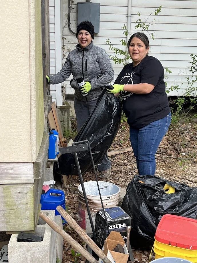 Connect Longview volunteers from Iglesia church at a workday